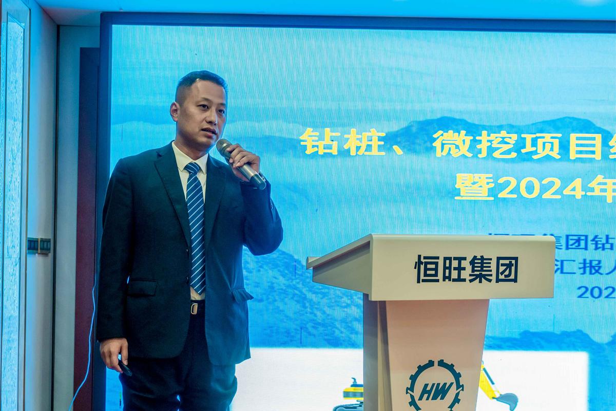 鑽(zuan)樁研究(jiu)所所長(zhang)劉緒光(guang)