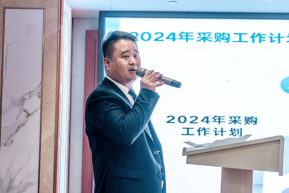 采購倉(cang)儲物流(liu)部長劉(liú)金傑