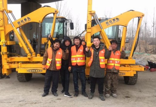 公路(lù)護欄打樁(zhuang)機在黃石(shi)高速公路(lù)藁城至石(shi)家莊段工(gōng)程施工