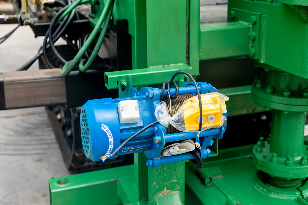 5寸橡膠履(lǚ)帶鑽機