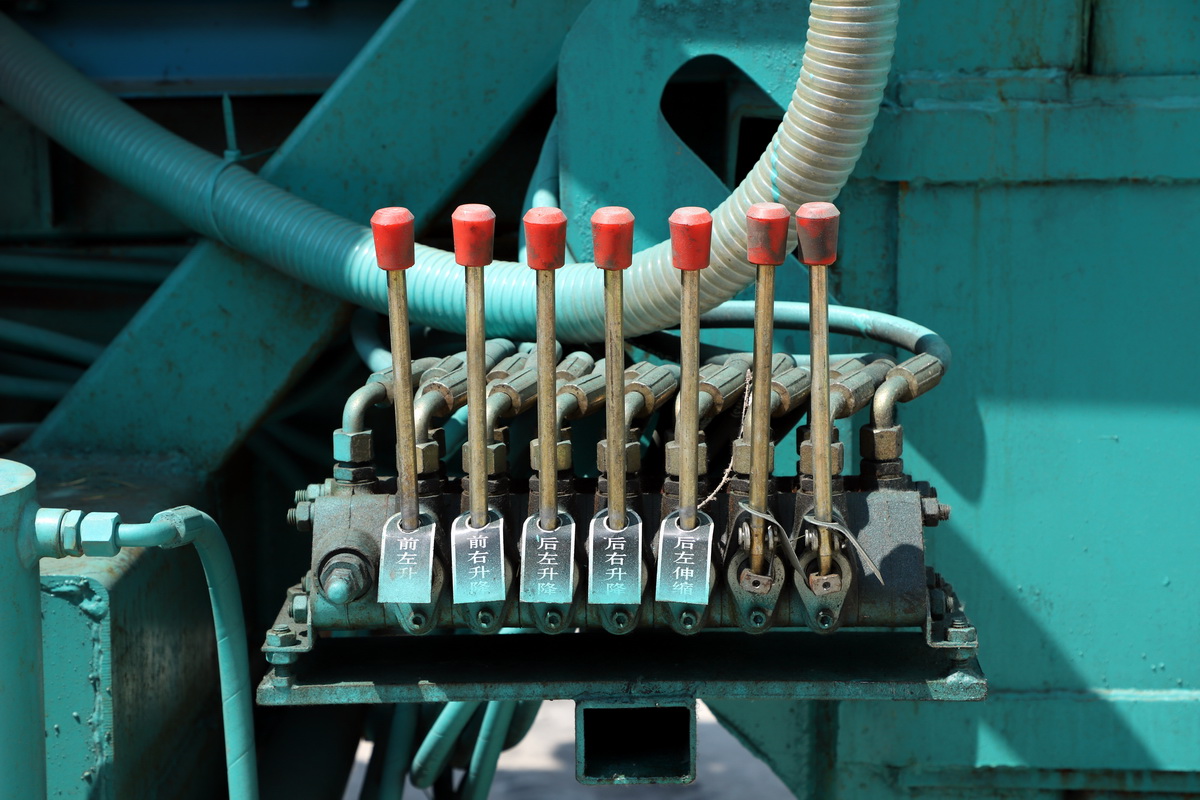 8寸(cun)後八輪汽車(chē)鑽機